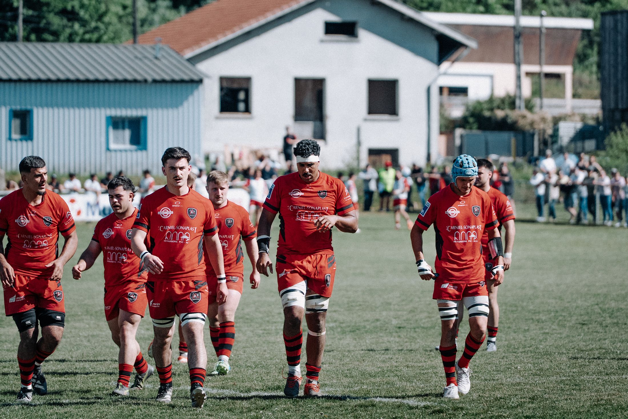 Joueurs du Sporting Club Royannais entrant sur le terrain