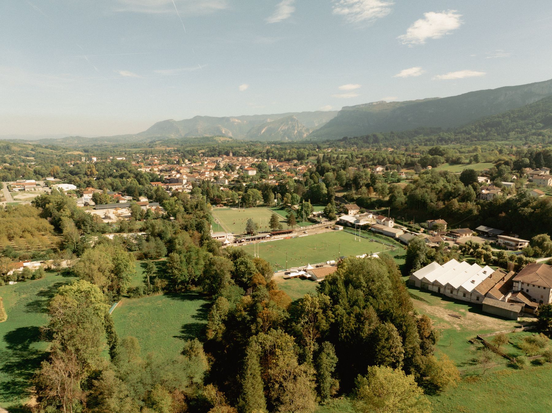 Vue aérienne de Saint-Jean-en-Royans et du stade du SC Royannais