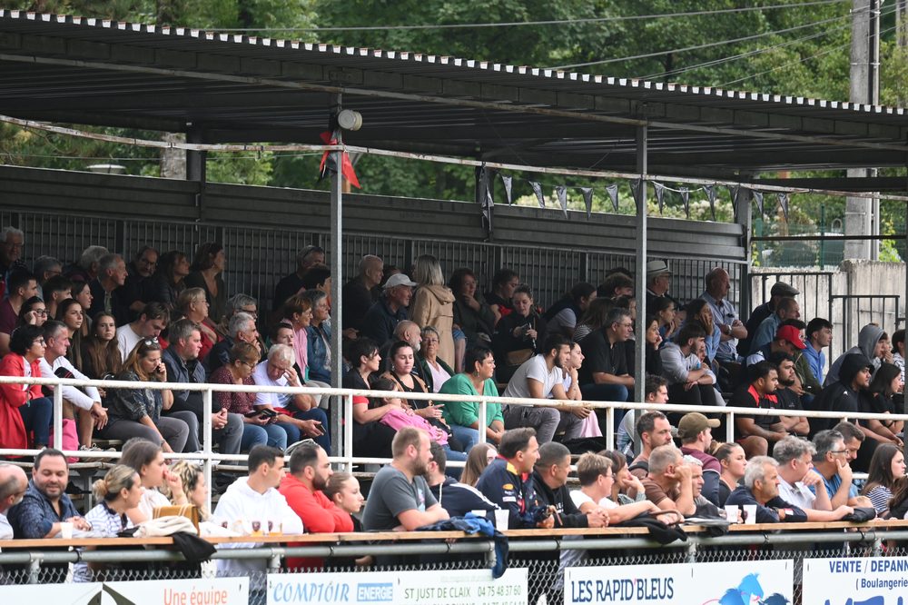 Public dans les tribunes du stade Ernest Chuilon